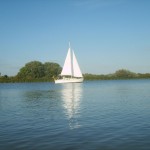 segelboot-auf-wasser
